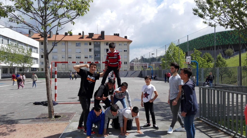 Alumnos/as del ciclo de deporte haciendo dinámicas de grupo en la Escuela de Miribilla