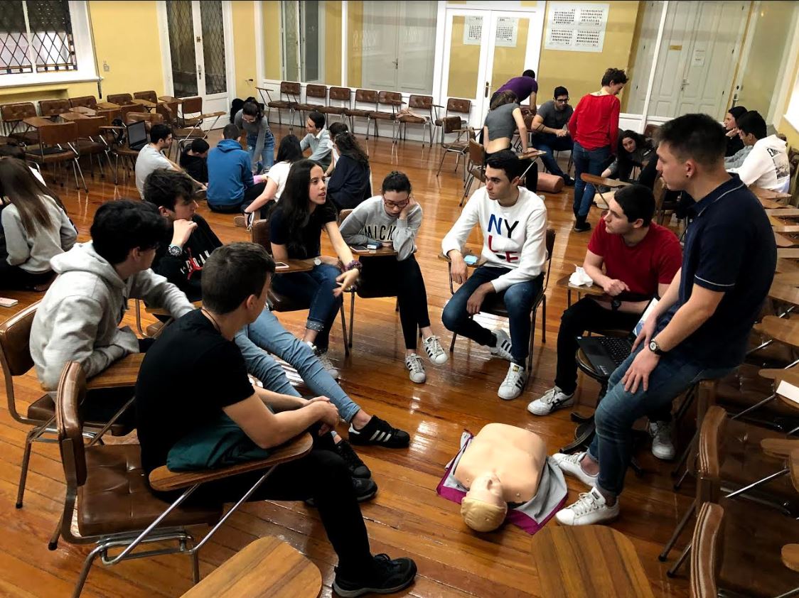 Taller de primeros auxilios en el Colegio Esclavas de Bilbao