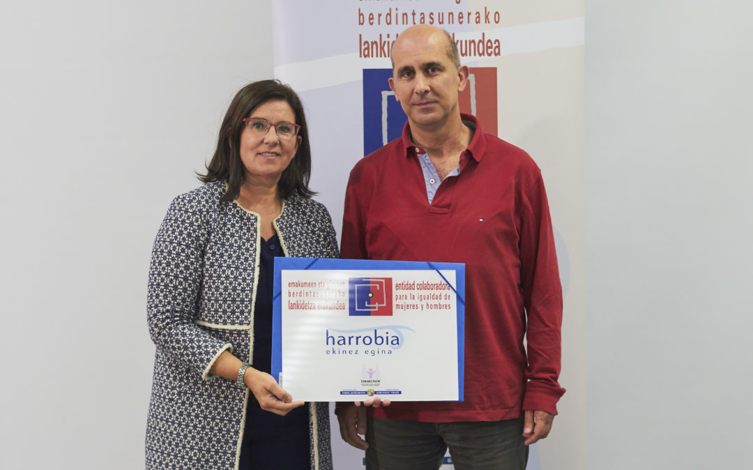Harrobia recibe de Emakunde la placa de reconocimiento por su compromiso con la igualdad