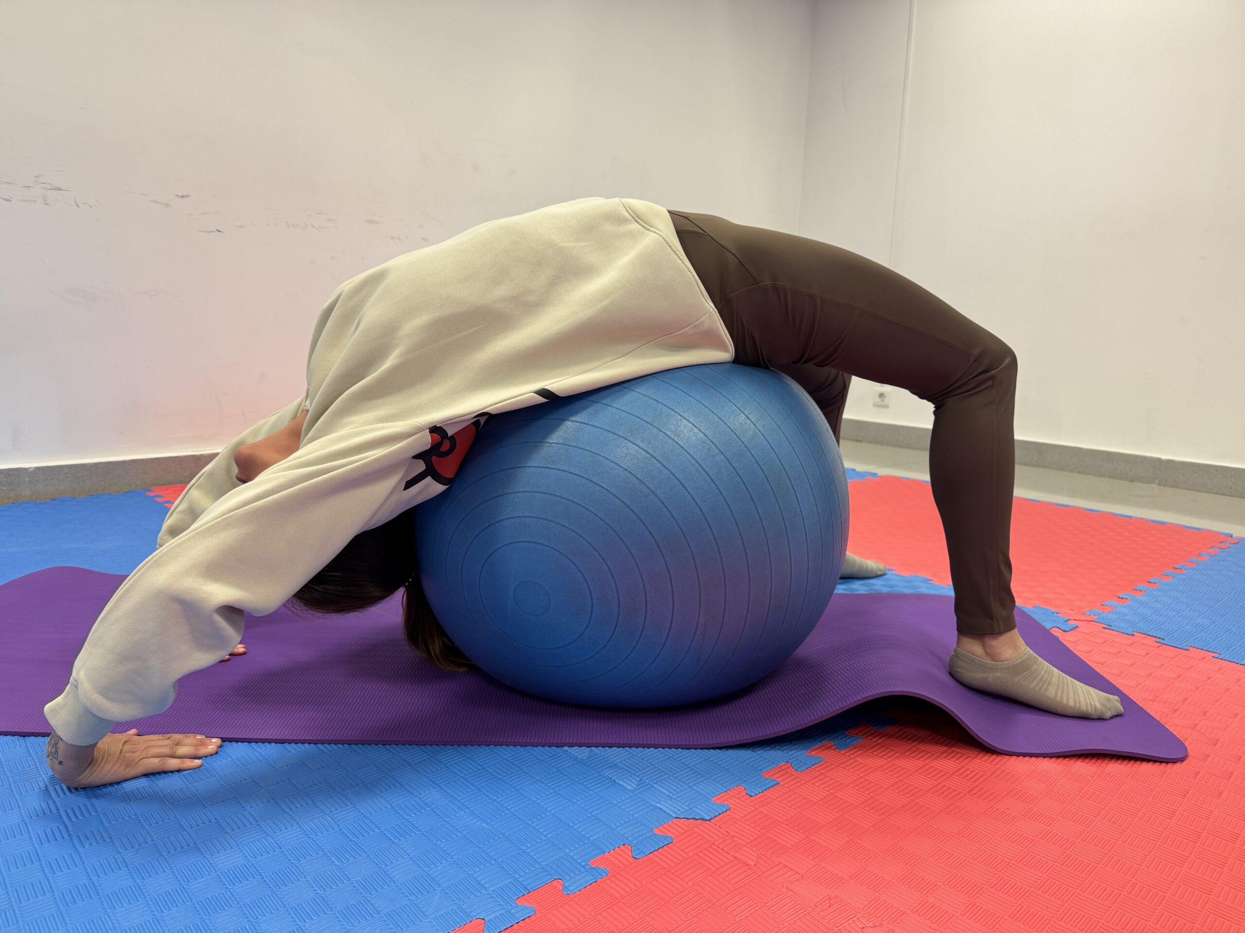 20 - pilates fitball2-min Guía por itinerarios en bicicleta