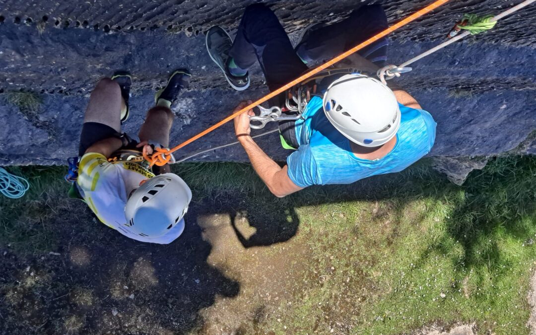 Técnicas de rescate en actividades de turismo activo: escalada y vías ferratas