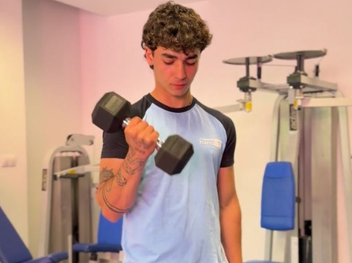 Crosstraini ng con dumbbells Acondicionamiento Físico en Sala de Entrenamiento Polivalente
