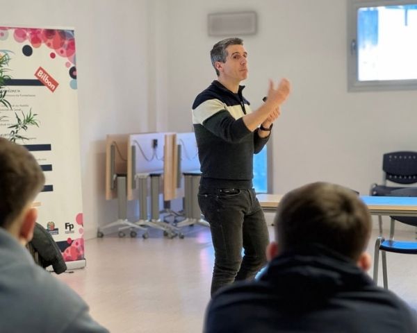 Eduardo Bollegui-k Gaixotasun Kronikoak eta Entrenamendu Egokitua Landu Ditu Harrobian