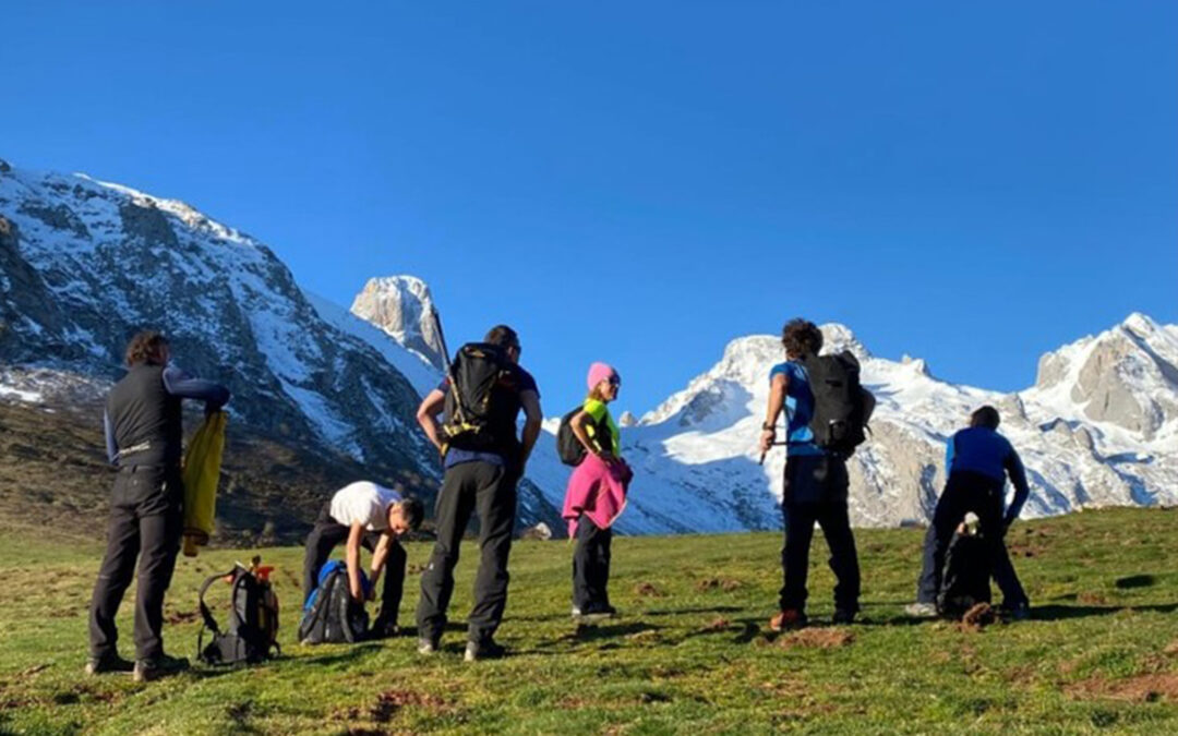 Mendiko gidaritzako ikasleak Asturiasen, esperientzia erreal batean