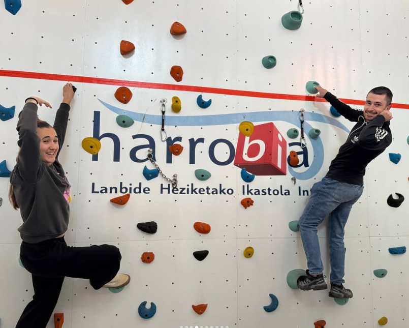 Zeinu hizkuntza ikasten Harrobian