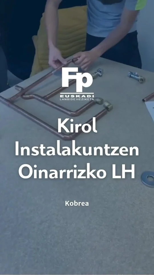 🔧 KIK1eko ikasleak iturgintzan trebatu dira  Kirol Instalazioen Irisgarritasuneko eta Kontserbazioko Oinarrizko Profesionala zikloko ikasleek iturgintzako oinarrizko gaitasunak garatzen jarraitu dute, oraingoan kobrezko hodiak erabiliz.  Proiektu honen bidez, ikasleek aukera izan dute tresnak eta lan-prozedurak praktikan jartzeko:  🛠️ soldadura,
🛠️ konexioen muntaketa,
🛠️ eta hodien egokitzapenak, besteak beste.  🎯 Esperientzia honek, instalazioen mantentze-lanetarako oinarrizko ezagutzak eskuratzeko balio izan du, eta prestakuntza praktiko eta esanguratsua eskaini die.  #HarrobiaIkastola #KIK #Iturgintza #FormazioPraktikoa #Soldadura #Instalakuntzak #LanbideHeziketa
--
🔧 El alumnado de KIK1 se forma en fontanería  El alumnado del ciclo de Profesional Básico en Accesibilidad y Conservación de Instalaciones Deportivas ha seguido desarrollando sus competencias técnicas, esta vez en el ámbito de la fontanería con tuberías de cobre.  Gracias a este proyecto, han podido poner en práctica el uso de herramientas y procedimientos reales:  🛠️ soldar,
🛠️ montar conexiones,
🛠️ adaptar tuberías, entre otros.  🎯 Una experiencia útil y práctica para adquirir conocimientos clave en tareas de mantenimiento de instalaciones.  #HarrobiaIkastola #KIK #Fontanería #FormaciónPráctica #Soldadura #Instalaciones #FormaciónProfesional