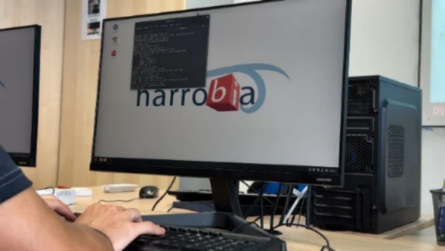 💻 Harrobix: sistema eragilea, gure ikasleen eskutik  Aurten ere, Mikroinformatika-Sistemak eta Sareak zikloko 1. mailako ikasleek sortu eta instalatu dituzte HARROBIX GNU/Linux sistema eragilearen bertsio egokituak, ikastolako heziketa zikloetan eta irakasleen ekipotan erabiliko direnak 2025-2026 ikasturtean.  Sistema bakoitza ziklo bakoitzaren behar teknikoetara egokituta dago, eta ikasleek diseinua, konfigurazioa eta instalazioa burutu dituzte.  🔧 Guztira, 175 ordenagailutan ezarri dute sistema berria, praktikaren bidez ikasitakoa benetako egoera batean aplikatuz.  💡 Lan bikaina eta esperientzia profesional baliotsua!  #HarrobiaIkastola #HARROBIX #GNUlinux #Mikroinformatika #FormazioaPraktikan #LanbideHeziketa  –  💻 Harrobix: un sistema operativo creado por nuestro alumnado  Un año más, el alumnado de 1º de Sistemas Microinformáticos y Redes ha desarrollado e instalado distintas versiones del sistema operativo HARROBIX GNU/Linux, que se utilizará durante el curso 2025-2026 en los ciclos formativos y equipos del profesorado de Harrobia Ikastola.  Cada versión ha sido adaptada a las necesidades técnicas de cada ciclo, y el alumnado ha asumido todo el proceso: diseño, configuración e instalación.  🔧 En total, el sistema ha sido instalado en 175 equipos, aplicando lo aprendido en un entorno real.  💡 ¡Un trabajo excelente y una experiencia profesional de gran valor!  #HarrobiaIkastola #HARROBIX #GNUlinux #SistemasMicroinformáticos #AprenderHaciendo #FormaciónProfesional